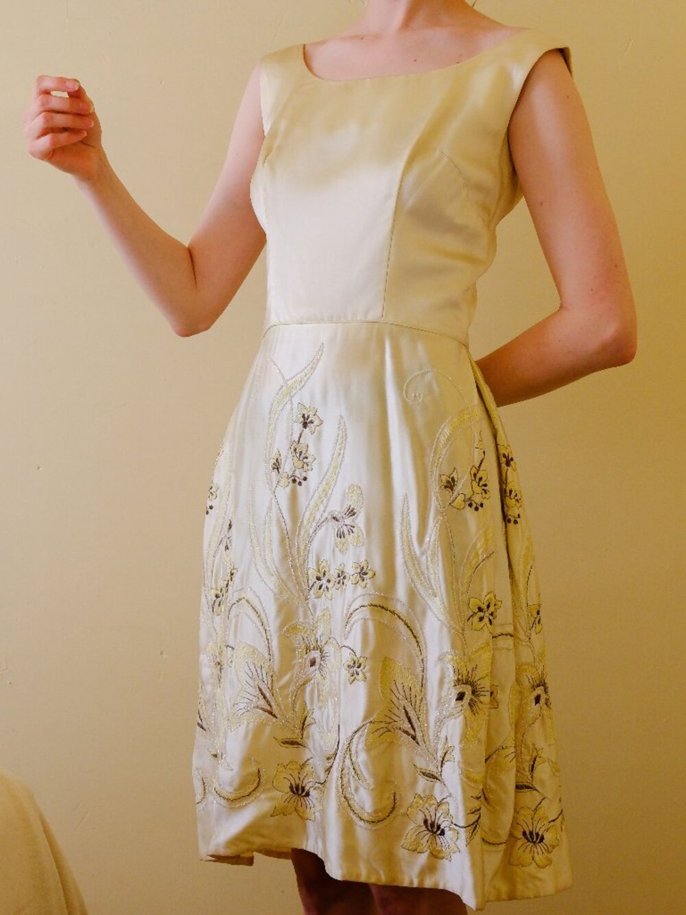 Vintage 1950s Cream/Yellow Satin/Silk Embroidered Cocktail Dress S/XS